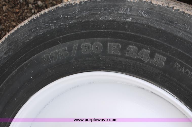 image for item H8357 2001 Volvo VNL semi truck