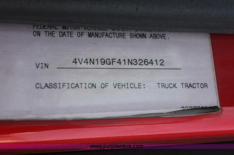 image for item H8357 2001 Volvo VNL semi truck