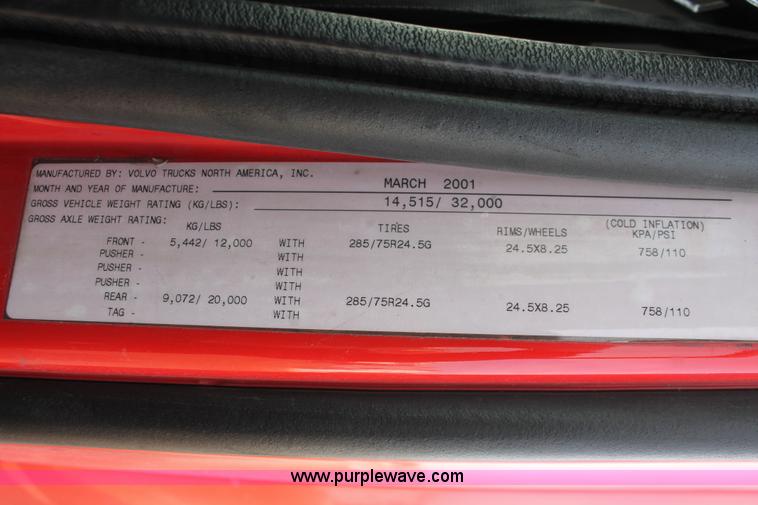 image for item H8357 2001 Volvo VNL semi truck