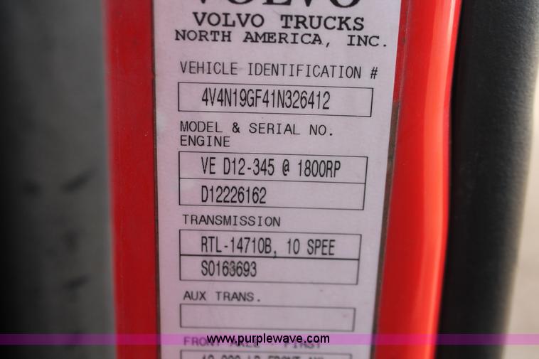 image for item H8357 2001 Volvo VNL semi truck