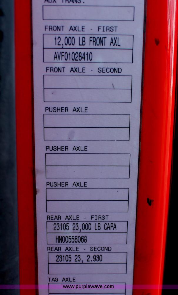 image for item H8357 2001 Volvo VNL semi truck