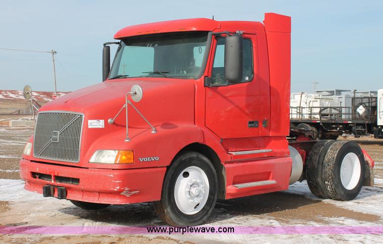 image for item H8358 2001 Volvo VNL semi truck