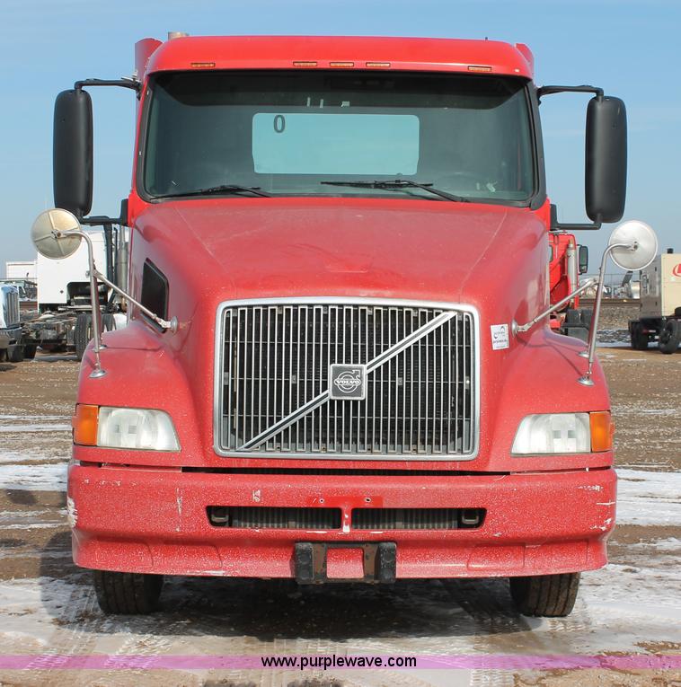image for item H8358 2001 Volvo VNL semi truck