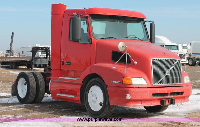 image for item H8358 2001 Volvo VNL semi truck