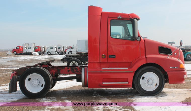 image for item H8358 2001 Volvo VNL semi truck