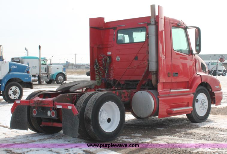 image for item H8358 2001 Volvo VNL semi truck