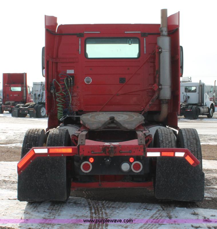 image for item H8358 2001 Volvo VNL semi truck