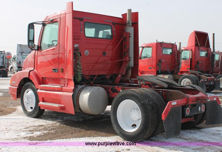 image for item H8358 2001 Volvo VNL semi truck