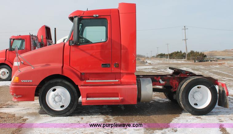 image for item H8358 2001 Volvo VNL semi truck
