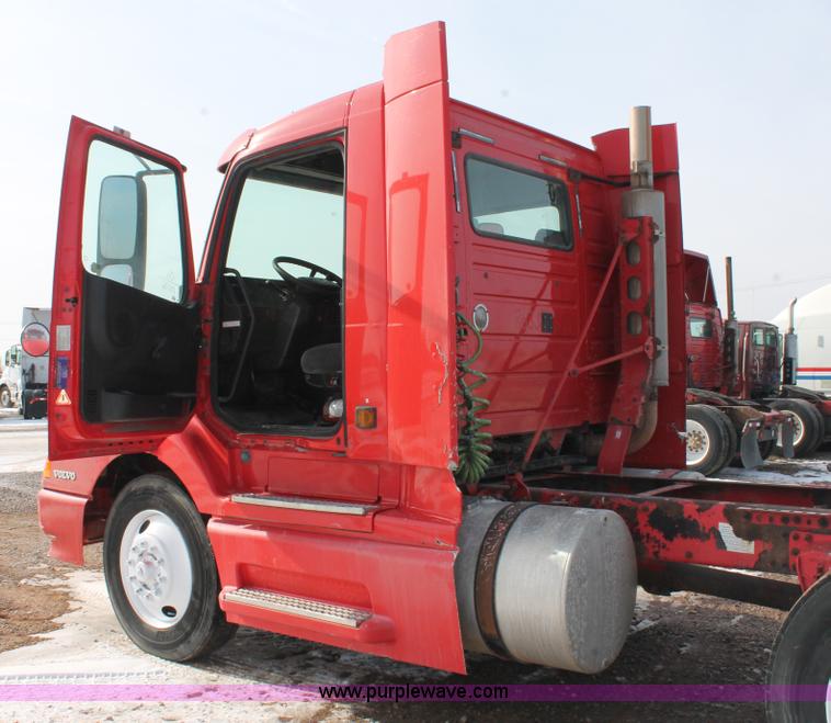 image for item H8358 2001 Volvo VNL semi truck