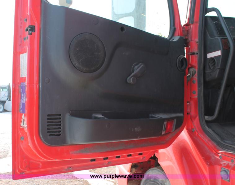 image for item H8358 2001 Volvo VNL semi truck