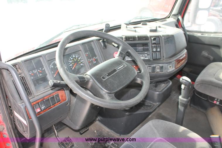 image for item H8358 2001 Volvo VNL semi truck