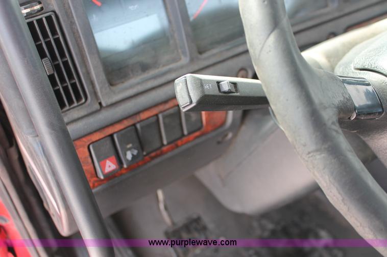 image for item H8358 2001 Volvo VNL semi truck