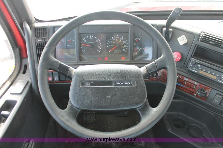 image for item H8358 2001 Volvo VNL semi truck