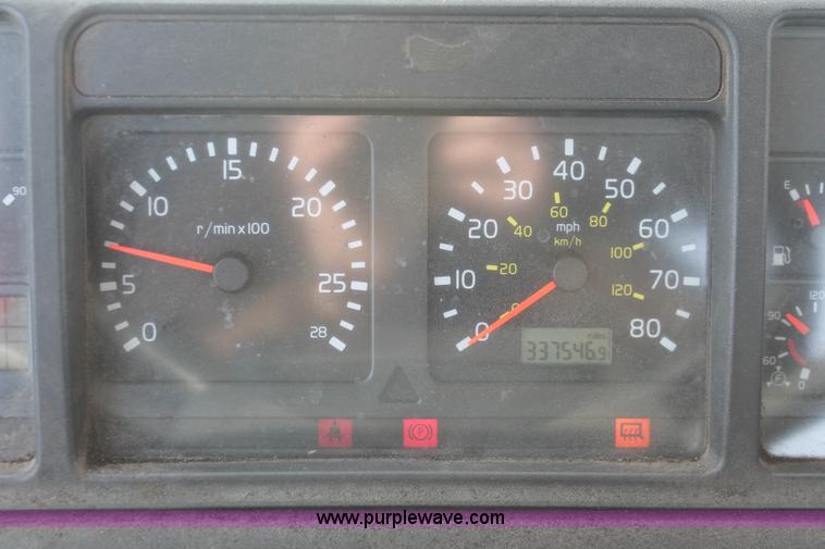 image for item H8358 2001 Volvo VNL semi truck