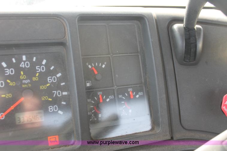 image for item H8358 2001 Volvo VNL semi truck