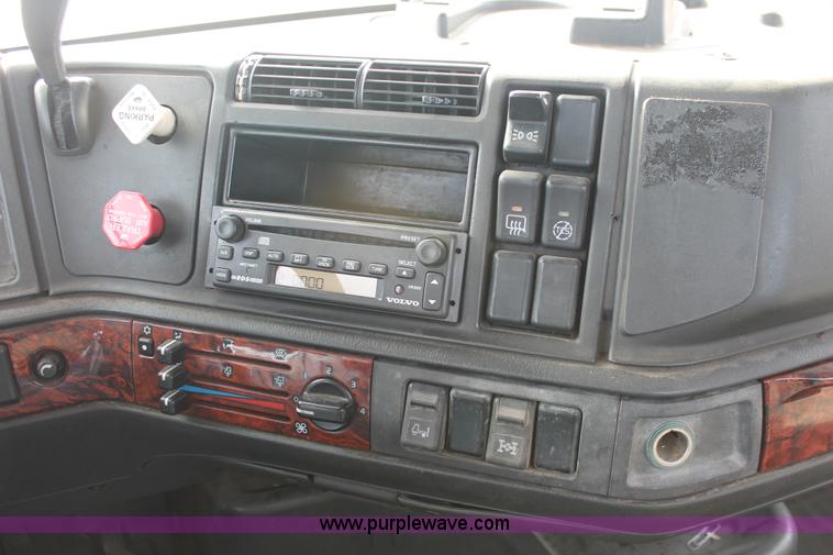 image for item H8358 2001 Volvo VNL semi truck