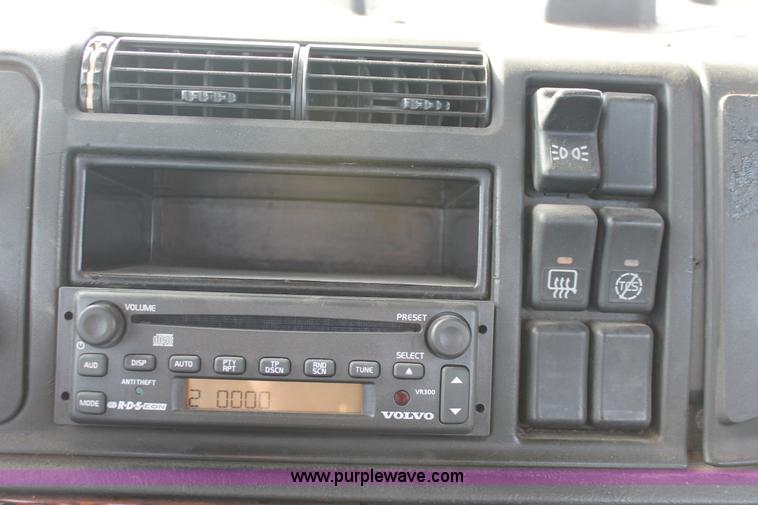 image for item H8358 2001 Volvo VNL semi truck