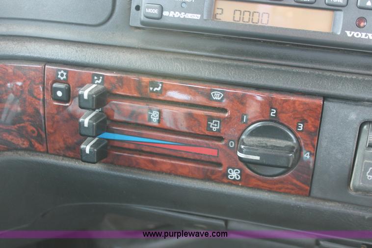 image for item H8358 2001 Volvo VNL semi truck