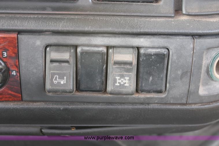 image for item H8358 2001 Volvo VNL semi truck