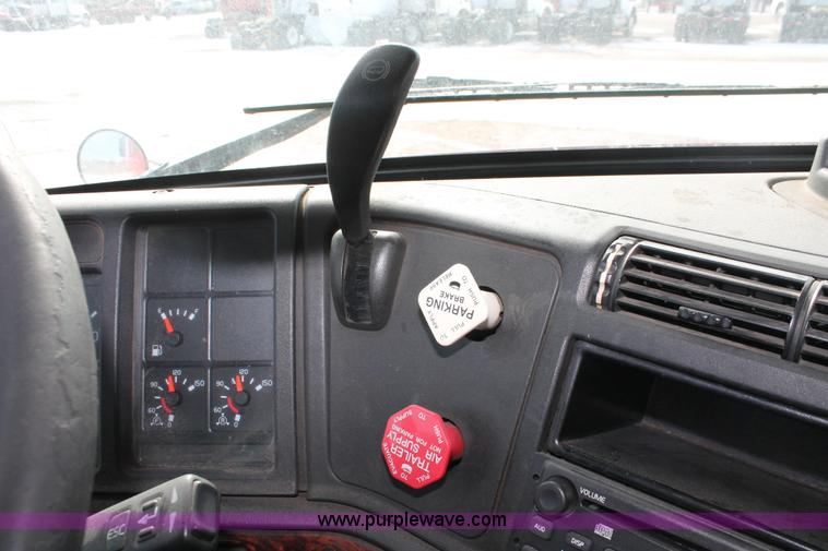 image for item H8358 2001 Volvo VNL semi truck