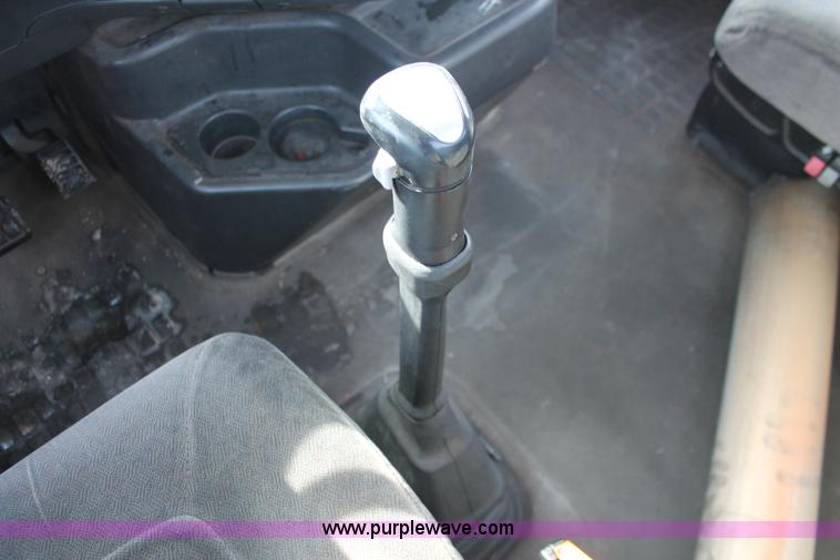 image for item H8358 2001 Volvo VNL semi truck