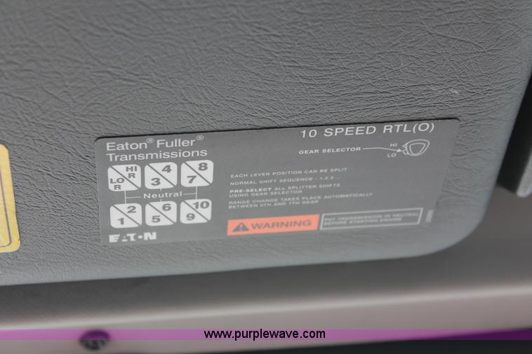 image for item H8358 2001 Volvo VNL semi truck