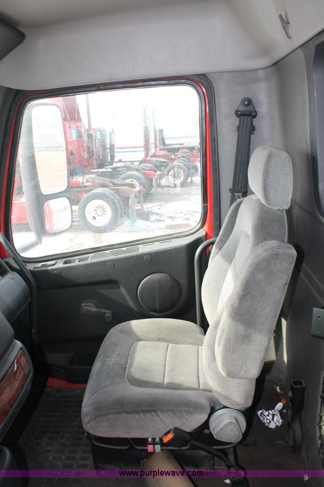 image for item H8358 2001 Volvo VNL semi truck