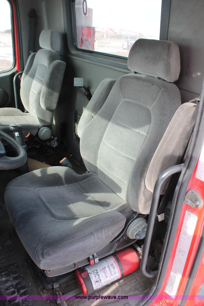 image for item H8358 2001 Volvo VNL semi truck