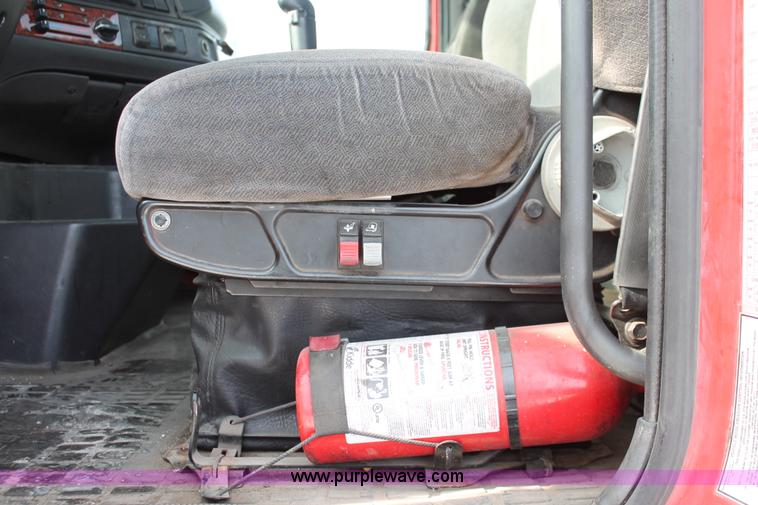 image for item H8358 2001 Volvo VNL semi truck