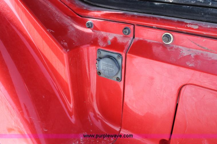 image for item H8358 2001 Volvo VNL semi truck