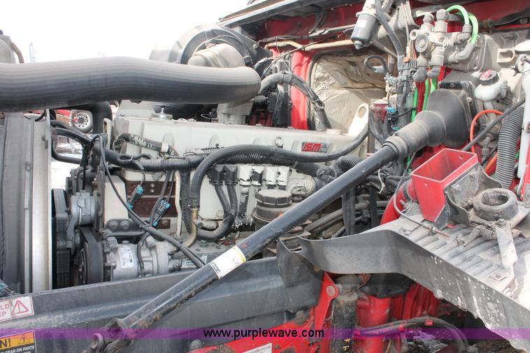 image for item H8358 2001 Volvo VNL semi truck