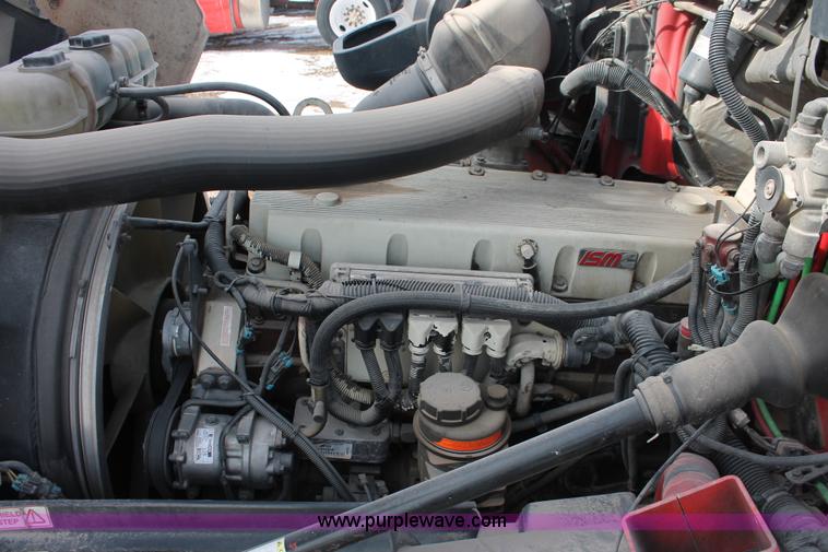 image for item H8358 2001 Volvo VNL semi truck