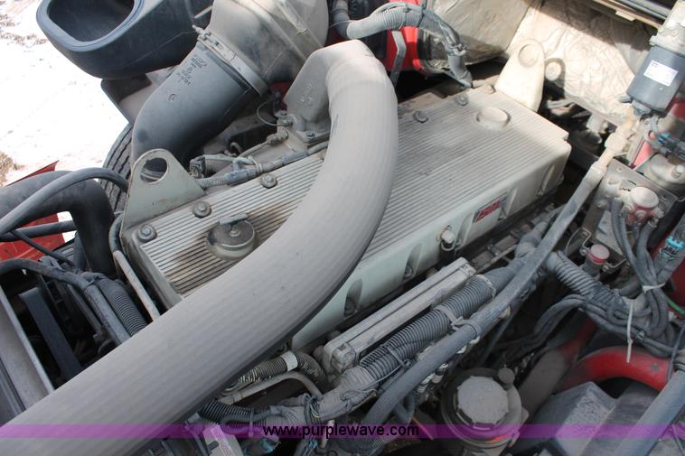 image for item H8358 2001 Volvo VNL semi truck