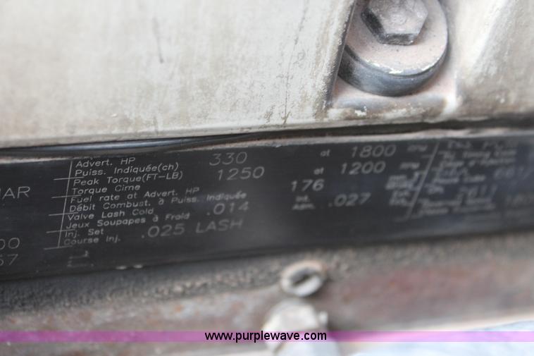 image for item H8358 2001 Volvo VNL semi truck