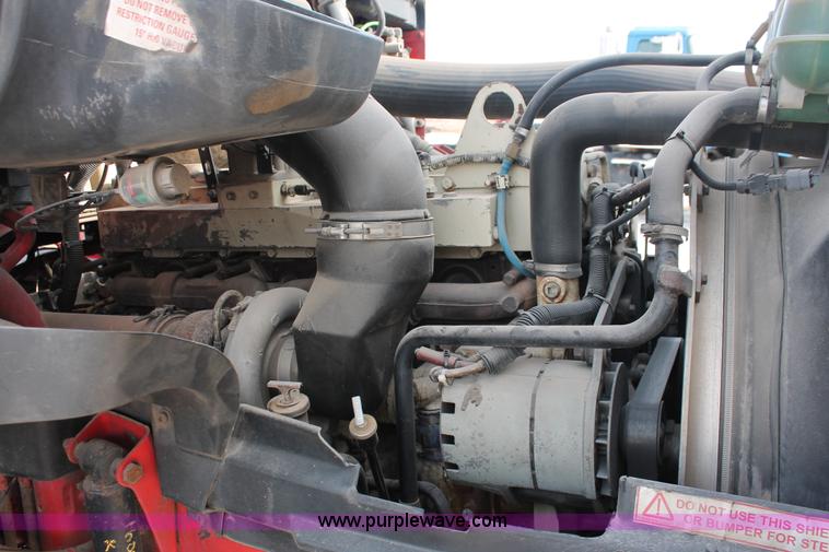 image for item H8358 2001 Volvo VNL semi truck