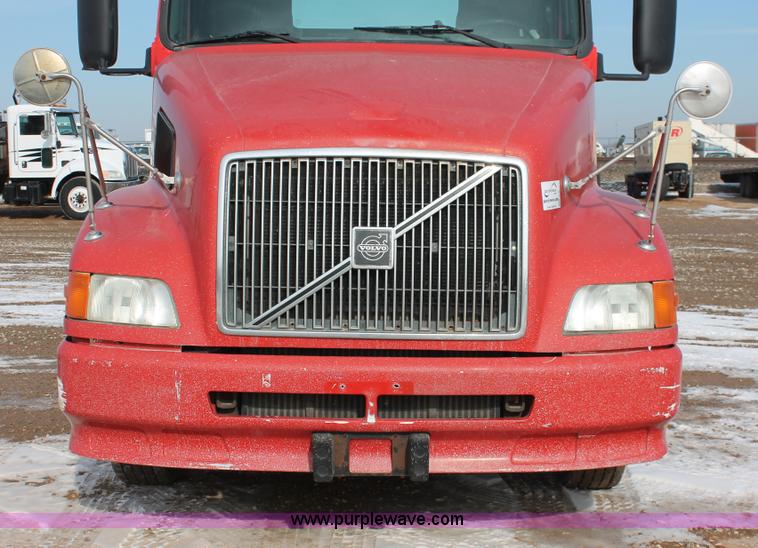 image for item H8358 2001 Volvo VNL semi truck