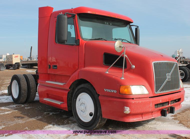 image for item H8358 2001 Volvo VNL semi truck