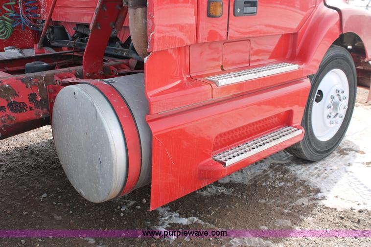 image for item H8358 2001 Volvo VNL semi truck