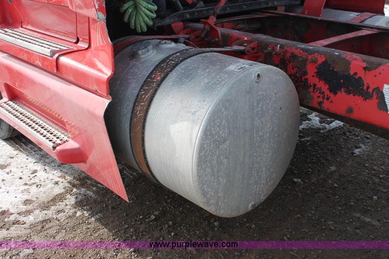 image for item H8358 2001 Volvo VNL semi truck