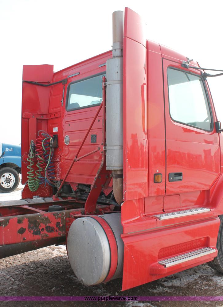 image for item H8358 2001 Volvo VNL semi truck