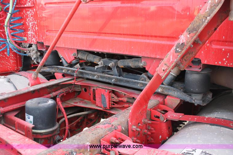 image for item H8358 2001 Volvo VNL semi truck