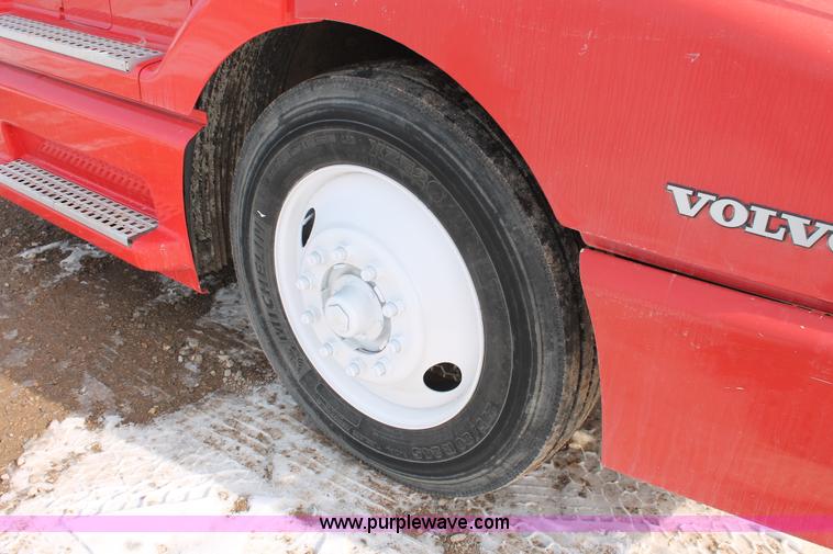 image for item H8358 2001 Volvo VNL semi truck