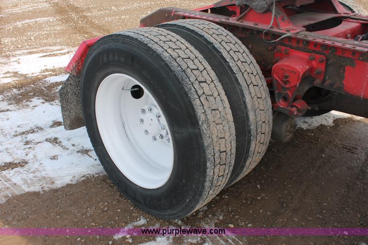 image for item H8358 2001 Volvo VNL semi truck