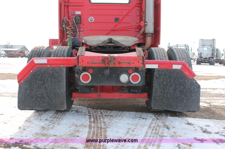 image for item H8358 2001 Volvo VNL semi truck