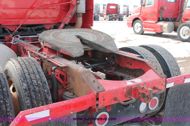 image for item H8358 2001 Volvo VNL semi truck