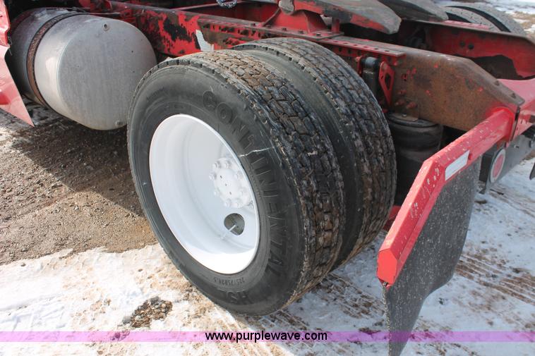 image for item H8358 2001 Volvo VNL semi truck