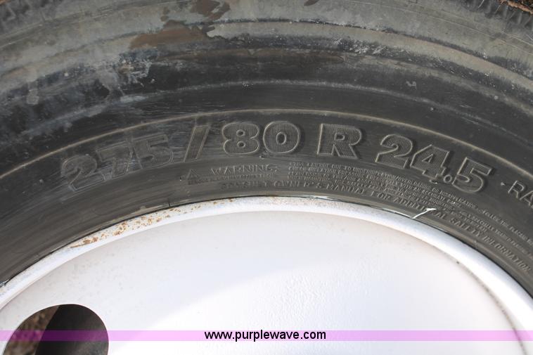 image for item H8358 2001 Volvo VNL semi truck