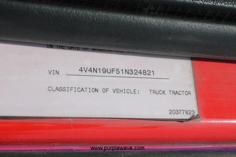 image for item H8358 2001 Volvo VNL semi truck