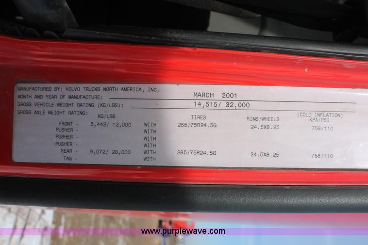 image for item H8358 2001 Volvo VNL semi truck